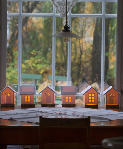 Papirklipplampe laget som et lite hus