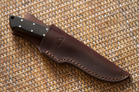 Eksklusiv jaktkniv i karbonstål, håndtak i ibenholt